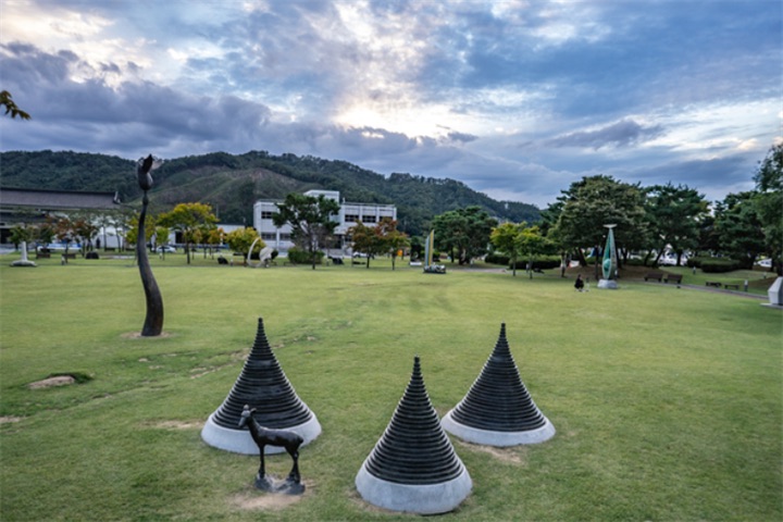 忠州中央塔史迹公园与弹琴湖彩虹路