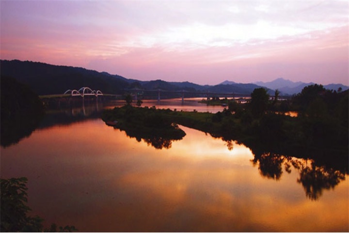 忠州中央塔史迹公园与弹琴湖彩虹路
