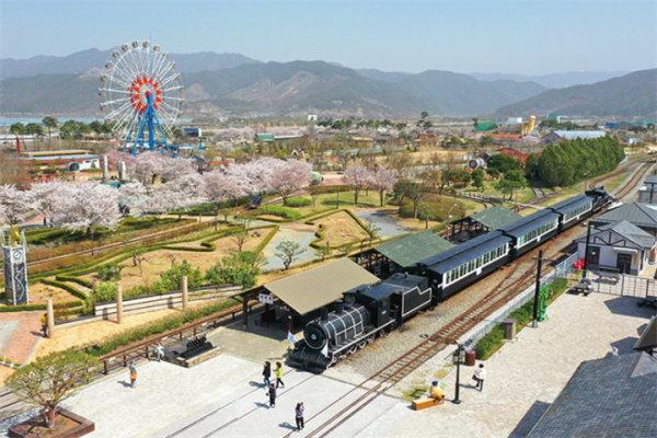 谷城蟾津江火车村