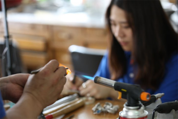 首尔在弘大戒指村制作特别的专属戒指（戒指工坊）